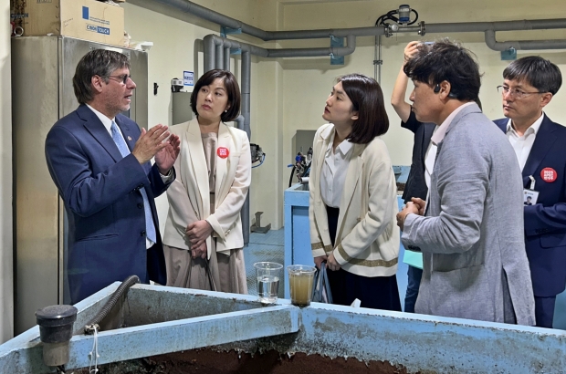 파울 두클로스 주한페루대사가 4일 경주시 에코물센터를 방문해 GK-SBR 장치에서 설명을 듣고있다.