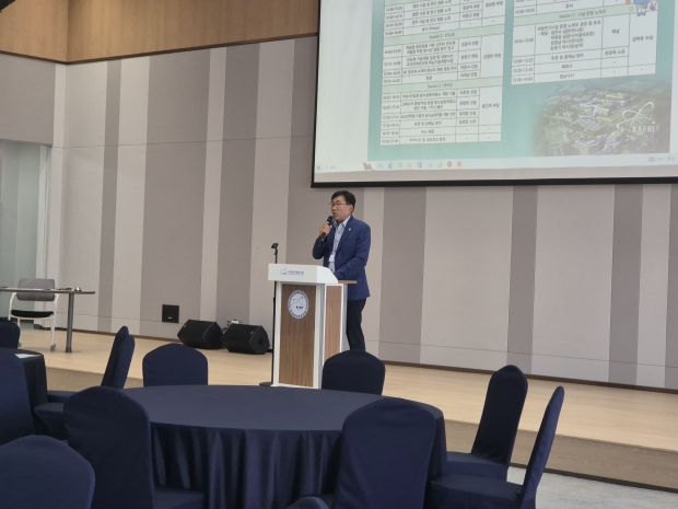 주한규 한국원자력연구원장이 기념사를 하고 있다
