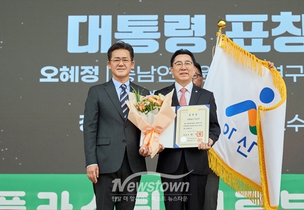 아산시가 6월 5일 신정호 야외음악당에서 열린 ‘제29회 환경의 날 기념식 및 1회용품 없는 깨끗한 충남 실천대회’에서 2024년 환경보전 유공 대통령표창과 환경교육업무 유공 충남도지사표창을 동시에 수상했다.