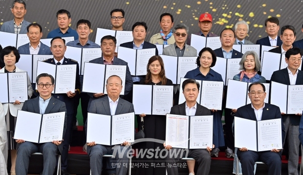 충청남도가 6월 5일 아산시 신청호 일원에서 열린 ‘제29회 환경의 날’ 기념식에서 종교·시민사회단체, 도민 등 2000여 명이 참석한 가운데, 일회용품 제로 실천 협약식 및 선포식을 개최했다.