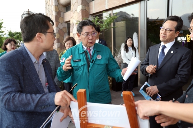 홍태용 김해시장이 지난 6월 4일 2024년 대한민국 안전대전환 집중안전점검 기간 중 장유 롯데워터파크와 김해관광유통단지 내 건설 중인 롯데호텔앤리조트 공사현장을 점검했다.