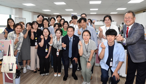 유정복 인천광역시장이 10일 동구 노인인력개발센터를 방문해 노인일자리 현안사항을 점검하고 직원들을 격려하고 있다.
