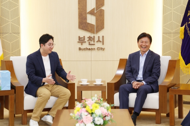조용익 부천시장과 이동학 대표가 티타임을 하고있다