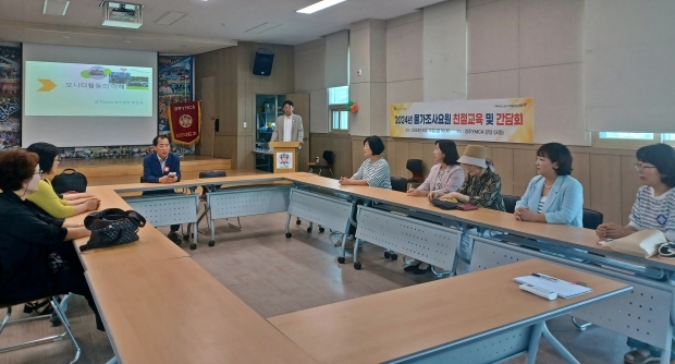 경주시는 물가모니터 현장의 목소리를 듣기 위한 물가조사요원 교육 간담회를 지난 14일 경주YMCA 강당에서 개최하고 있다