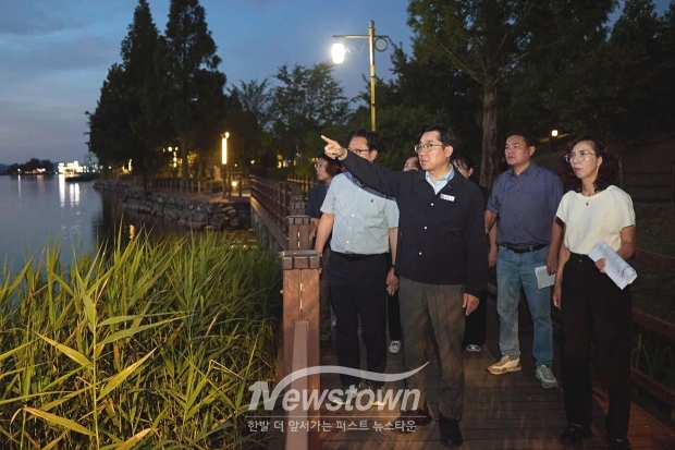 박경귀 아산시장이 지난 6월 17일 신정호 아트밸리를 찾아 야간 경관조명 정비 현장을 점검했다. 박 시장은 경관조명이 새롭게 정비된 산책로를 관계 공무원들과 걸으며 운영 현황을 직접 확인 점검했다.