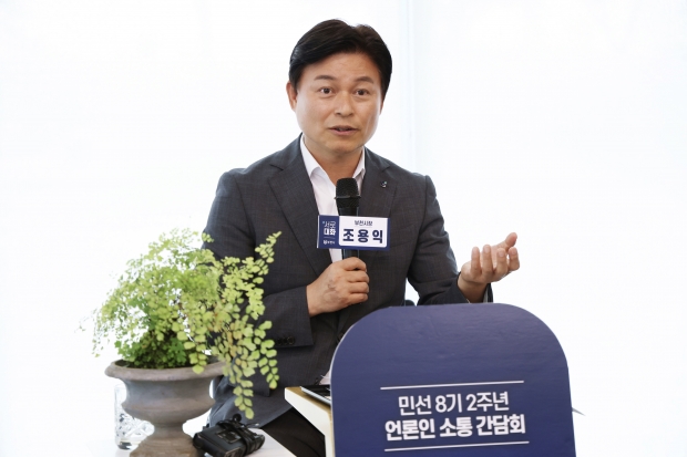 조용익 부천시장이 민선 8기 2주년 언론인과의 소통간담회 ‘서(書)로 대화’에서 시정철학을 소개하고, 언론인의 질문에 답변하고 있다.