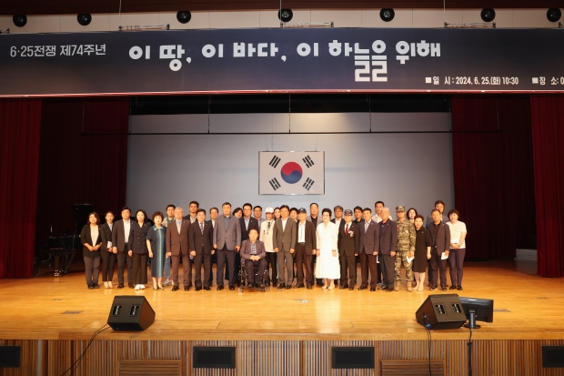 부천시는 6월 25일 부천시청 어울마당에서 6·25전쟁 제74주년 행사를 개최했다. 단체사진
