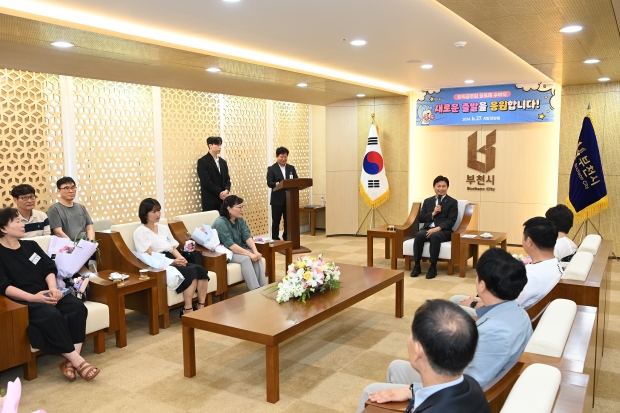 조용익 시장이 퇴직공무원들에게 존경과 감사의 인사말을 하고 있다.