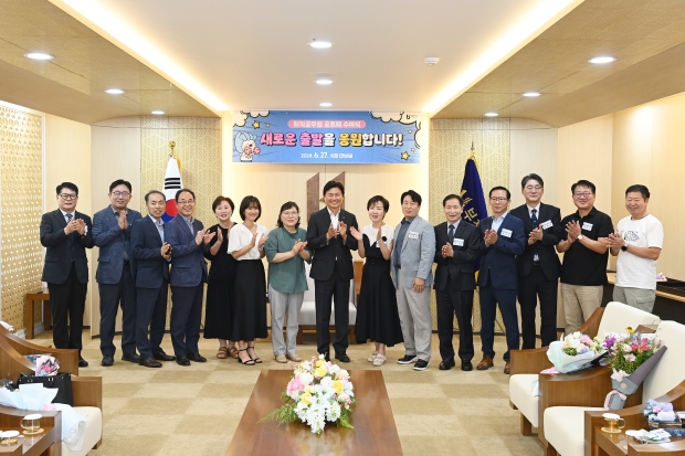 조용익 시장이 정해웅 기획경제실장에게 공로패 및 격려품을 수여하고 기념사진을 촬영하고 있다.