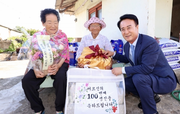 박동식 사천시장이 6월 28일 100세를 맞이한 사천시 용현면에 거주하는 어르신댁을 방문해 안부인사와 함께 유기반상기 세트와 이불 등 장수축하 기념품을 전달했다.