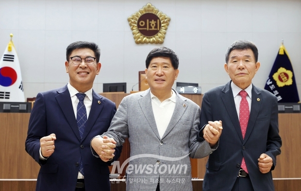 충청남도의회가 7월 1일 제353회 임시회 1차 본회의를 열고 후반기 의장단을 확정했다. 무기명 투표로 진행된 이날 선거에서 홍성현 의원이 재적의원 48명의 과반수인 38표를 받아 의장에 당선됐다. 정광섭 제1부의장은 39표를, 오인철 제2부의장은 41표를 각각 획득했다. 사진) 좌측부터 오인철 의원, 홍성현 의원, 정광섭 의원
