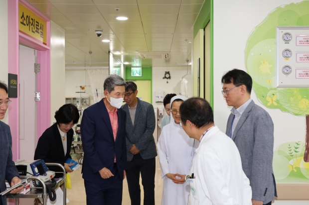 2일 소아응급의료센터를 운영 중인 포항성모병원을 방문해 의료진을 격려하고 있는 이강덕 포항시장.