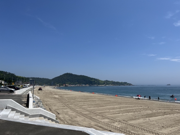 개장을 준비 중인 신창 해수욕장 전경