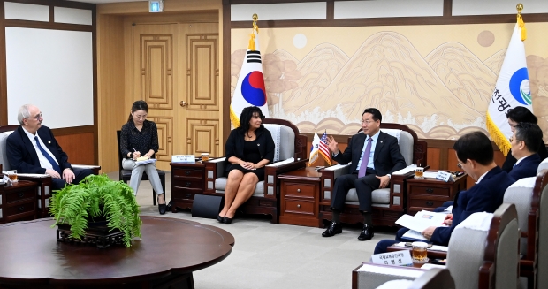 유정복 인천광역시장이 8일 시청 접견실에서 미국 알래스카주 캐시 틸튼 하원의장과 그레이그 존슨 하원의원을 만나 협력방안을 논의하고 있다.