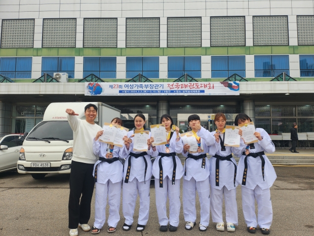 경주시 직장운동경기부 태권도팀이 올 3월 전국태권도대회에 참석해 수상후 기념촬영을 하고 있다