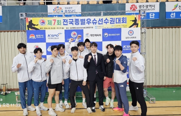 경주시 직장운동경기부 우슈팀 선수들이 올 5월 전국종별우슈선수권 대회에 참석해 기념촬영을 하고 있다.