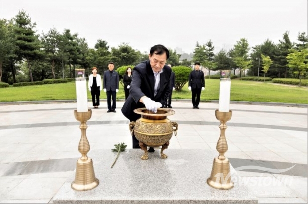 박태순 의장 분향 모습. /안산시의회<br>