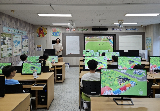 지난 9일 서라벌초등학교 4학년 학생들을 대상으로 메타버스 플랫폼을 이용한 도로명주소 디지털 교과서 교육을 진행하고 있다.