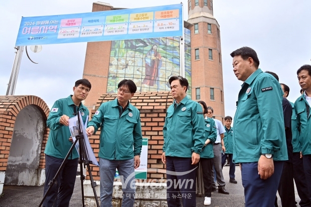 김태흠 충남도지사가 7월 18일 충청남도 내 곳곳에서 비 피해가 속출한 가운데, 당진지역 호우 피해 현장을 찾았다. 김 지사는 당진 어시장과 정미면 대방교 교각 침하 현장을 잇따라 방문하여 점검했다.