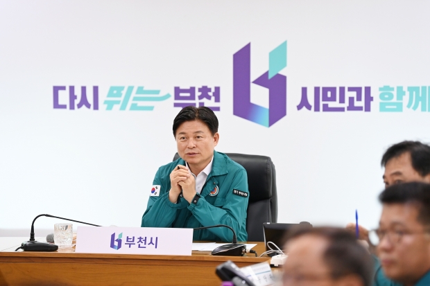 부천시는 18일 조용익 부천시장 주재로 안전담당관 등 6개 부서장이 참석한 가운데 호우경보에 따른 대처상황 긴급 점검회의를 진행했다.