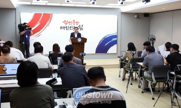 전형식 정무부지사가 7월 22일 충남도청 프레스센터에서 기자회견을 열고 “OECD가 충남의 석탄화력발전소 폐지 대응 전략을 탄소 감축 분야 우수 정책 사례로 소개했다”고 밝혔다.