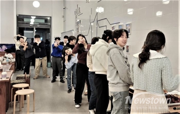 청년활력공간의 특징은 한 편에 마련된 오픈키친에 있다. 간단한 조리가 가능한 공간에서 누구나 허기를 채울 수 있고, 옆에 마련된 좌석은 팀 프로젝트나 작업, 세미나 공간으로 활용할 수 있다. /시흥시
