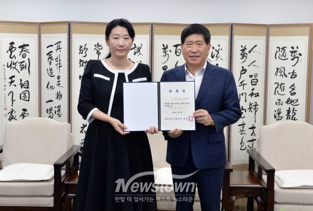 충청남도의회가 기존 법률고문의 임기가 만료됨에 따라 7월 25일 의정활동 전문성을 강화하기 위해 윤세연 변호사를 법률고문으로 신규 위촉했다. 사진) 좌측부터 윤세연 변호사, 홍성현 의장