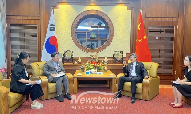 홍태용 김해시장이 중국 관광객 유치를 위해 지난 7월 25일 부산 해운대구에 소재한 주부산 중국총영사관을 방문했다. 사진) 좌측부터 홍태용 김해시장, 진일표 총영사