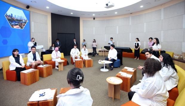 윤원석 IFEZ 청장이 환영사 및 참석자와 대화를 나누고 있다