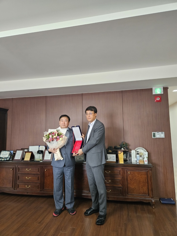 포항시는 경상북도 지방세 성실납세자로 선정된 35명 중 포항시 수상자인 최병호 삼구건설(주) 대표와 조창래 오천 K비전 안경점 대표에 경상북도지사 표창패를 전달했다. (왼쪽부터 최병호 삼구건설 대표, 박재관 포항시 자치행정국장)