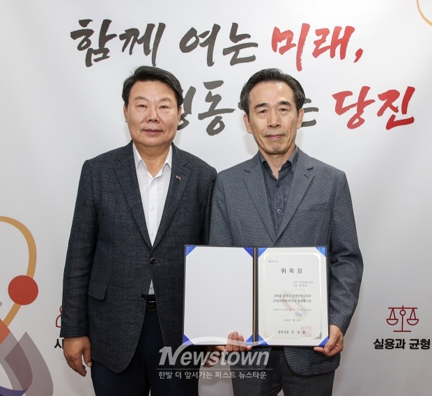 당진시가 7월 29일 김석원 한국자동차부품협회 명예회장을 모빌리티 분야 정책특별보좌관으로 위촉했다. 사진) 좌측부터 오성환 당진시장, 김석원 명예회장