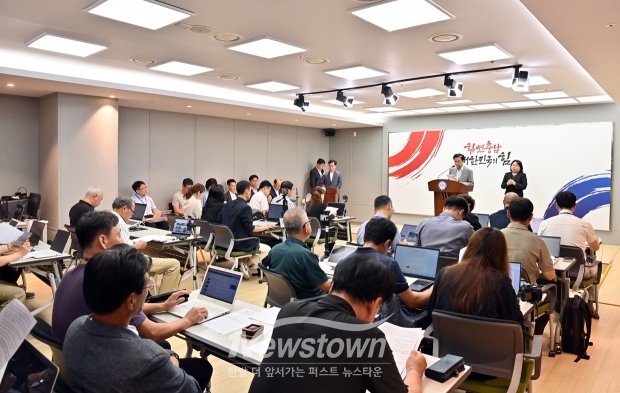 김태흠 충남도지사가 7월 29일 충남도청 프레스센터에서 기자회견을 열고, 특별재난지역 선포에 따른 호우피해 특별지원대책을 발표했다. 5개 시군 특별재난지역 피해액은 총 1452억 원에 이르는 것으로 최종 집계됐다.