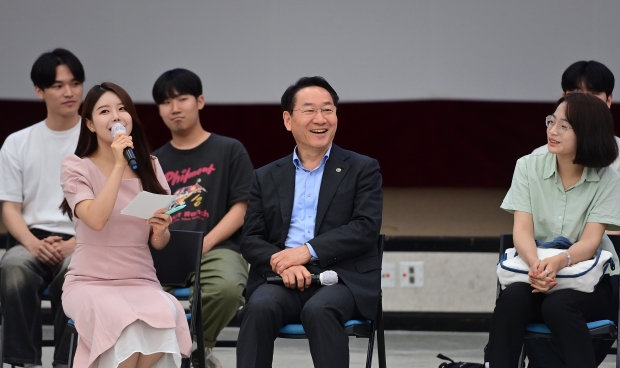 유정복 인천광역시장이 30일 시청 대회의실에서 열린 '2024년 하계 공공기관 청년 아르바이트 참가자 간담회'에서 참가자들과 간담회를 하고 있다