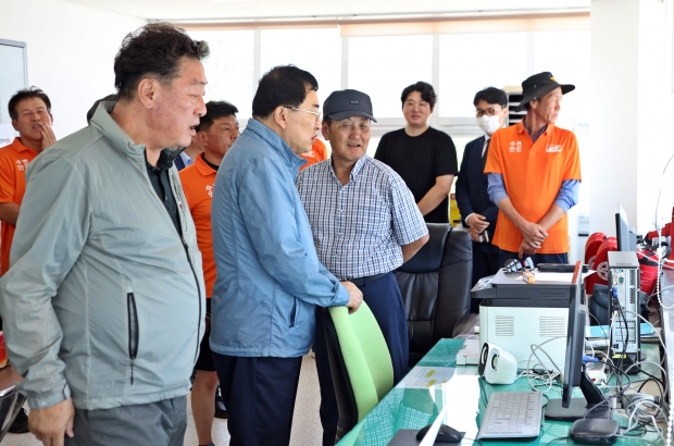 주낙영 경주시장이 5일 지역 해수욕장을 찾아 안전관리 요원과 해수욕장 번영회, 의용소방대, 바다시청 근무자 등 관계자를 격려하고 있다.