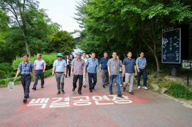 현장 점검단이 지난 4일 경주엑스포대공원 내 문화센터, 경주타워 등을 두루 둘러보고 있다.