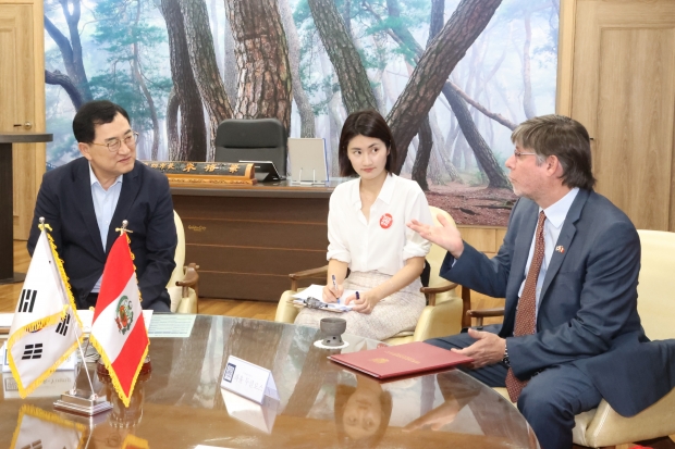 주낙영 경주시장이 지난 5일 시장실에서 파울 두클로스 주한페루대사와 환담을 나누고 있다