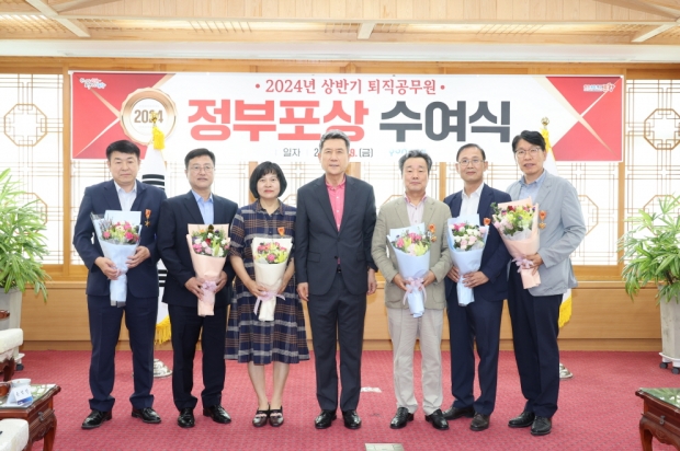 왼쪽부터 전 흥해읍장 박용생, 전 신광면장 구진규, 전 북구 세무과장 강용분, 이강덕 포항시장, 전 북구 자치행정과장 손석민, 전 우창동장 김기출, 전 환경정책과장 신정혁