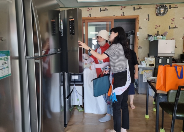 민관합동 점검반이 관광지 주변 식품접객업소 등을 대상으로 위생점검을 하고 있다.