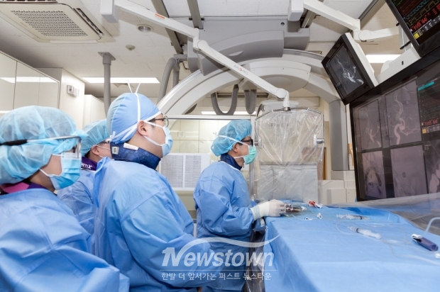 순천향대천안병원 박종현 교수(신경외과)가 최근 충청 지역 최초로 뇌동맥류 환자의 웹(WEB) 치료에 성공했다. 사진) 박 교수와 신경외과 뇌혈관내치료팀의 시술 장면.