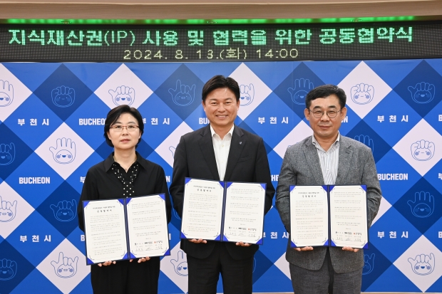 협약서를 들고 기념촬영하는 모습. 왼쪽부터 장정숙 레드아이스 스튜디오 대표, 조용익 부천시장, 신종철 한국만화영상진흥원장.