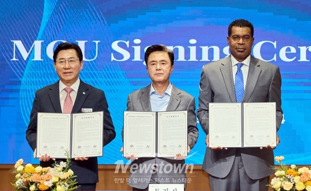 8월 19일 충남도청 대회의실에서 김태흠 충남도지사, 박경귀 아산시장, 미국 코닝정밀소재 반홀(Vaughn Hall) 한국지역 총괄 사장과 투자양해각서(MOU)를 체결했다.