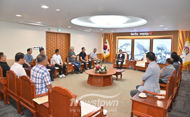 김태흠 충남도지사가 8월 22일 청양 주민들을 만나 지천댐 건설 추진과 관련한 의견을 청취했다. 간담회에는 청양 대치면 구치리·개곡리, 장평면 지천리 3개 마을 이장과 죽림리 주민, 개발위원장 등 14명이 참석했다.