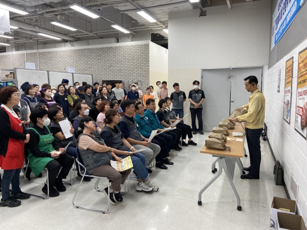 대피소에서 비상시 국민행동요령을 교육하는 모습