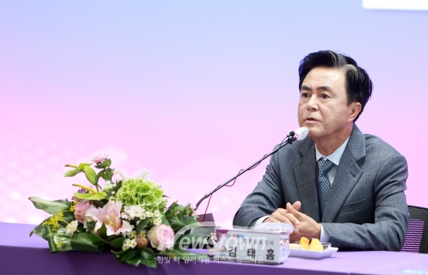 김태흠 충남도지사가 8월 23일 언론인 간담회에서 소각시설 설치 등 천안시와 아산시가 빚고 있는 여러 갈등 상황을 도에서 중재하겠다고 밝혔다.
