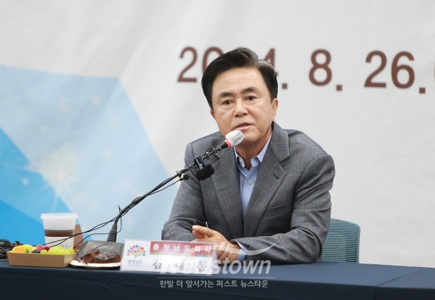 김태흠 충남도지사가 민선8기 3년차 시군 방문 9번째 일정으로 청양군을 방문했다. 군청 대회의실에서 언론인 간담회를 갖고 청양 지천 수계 댐 건설 추진과 관련해 “댐 건설은 국가적 사업으로, 도의 입장과 청양군의 입장이 있으며, 도는 큰 틀 속에서 볼 수밖에 없다”고 말했다.