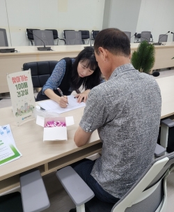 부천도시공사 직원이 부천시 ’찾아가는 <br>​​​​​​​100세 건강실’에서 간호사와 상담하고 있다.<br>