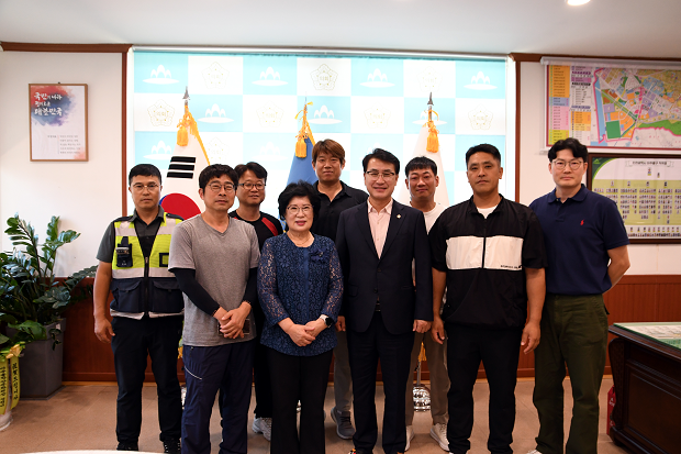 미추홀구의회 전경애 의장, 장규철 부의장 및 환경공무관 노동조합 관계자 단체 사진