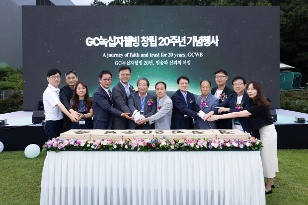 허일섭 GC회장(오른쪽에서 다섯번째)과 김상현 GC녹십자웰빙 대표(왼쪽에서 네번째) 및 임직원들이 창립 20주년 기념식을 갖고 축하 떡을 자르고 있다