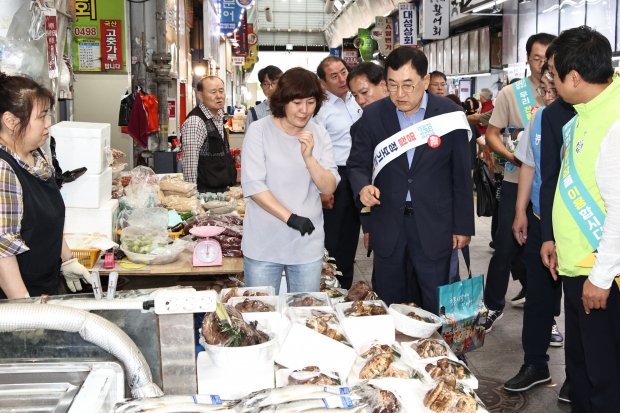 주낙영 경주시장이 추석 연휴를 앞둔 지난해 9월 25일 성동시장을 찾아 전통시장 장보기 행사에 참여하고 있는 모습