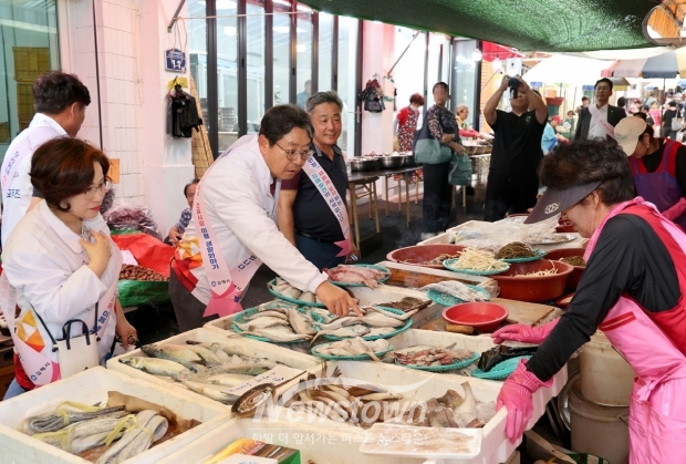 홍태용 김해시장이 추석 명절을 앞두고 9월 9일 진영시장을 시작으로 오는 13일까지 전통시장 4곳을 방문한다. 홍 시장은 각 시장에서 구입한 고기, 사과 등 각종 성수품은 지역복지시설에 전달하고, 소비촉진과 물가안정 캠페인도 병행 실시한다.